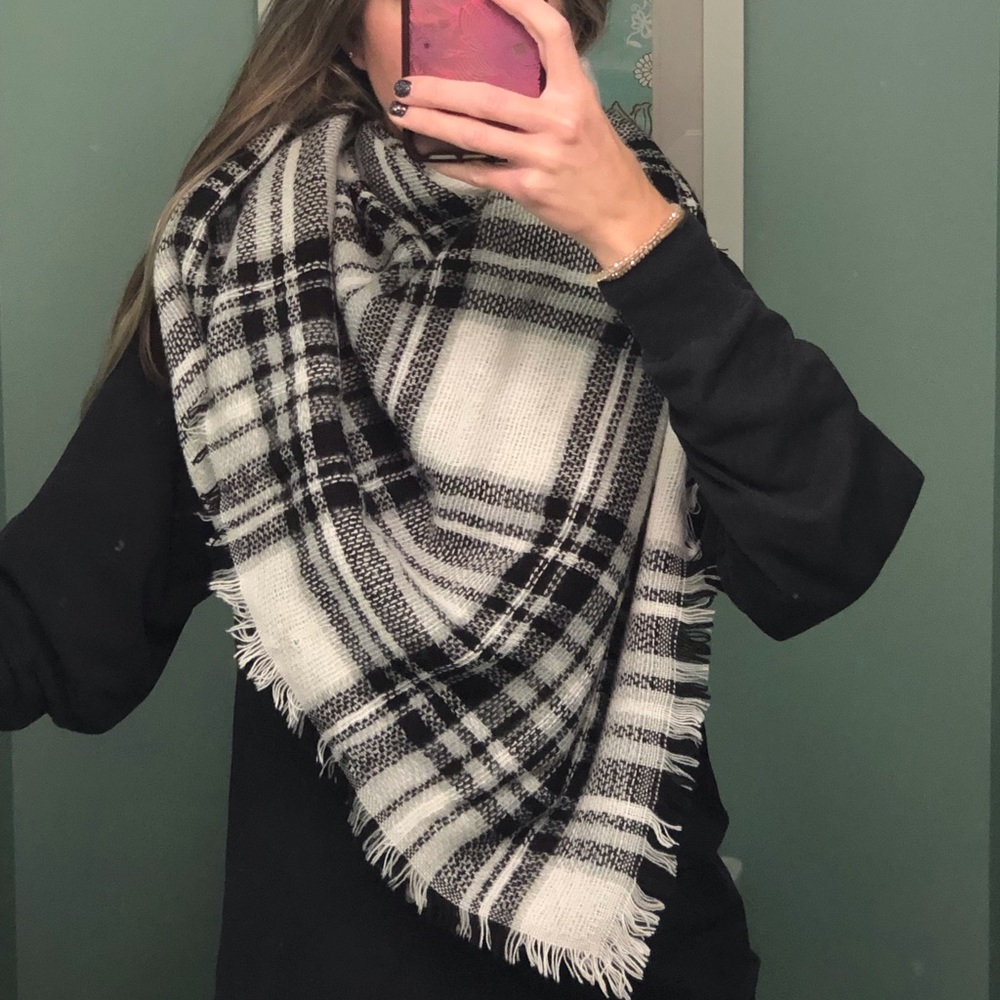 Blanket scarf, NWOT, black and white plaid print